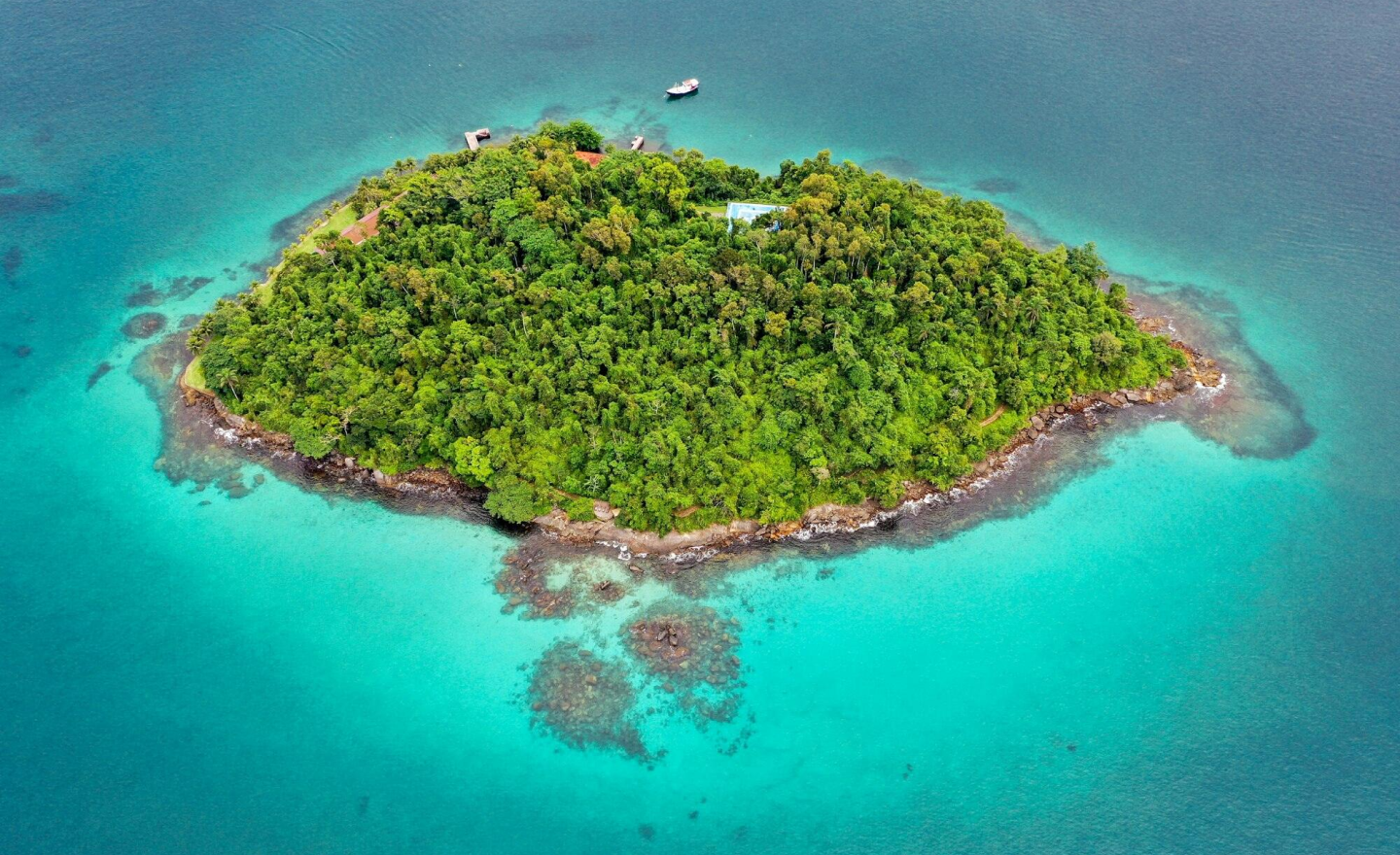 Ilha cercada pelo mar em Angra dos Reis